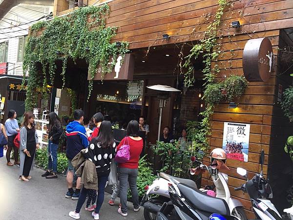 台中一日輕旅行_秋紅谷、東海大學、彩虹村、台中國家歌劇院、逢甲夜市