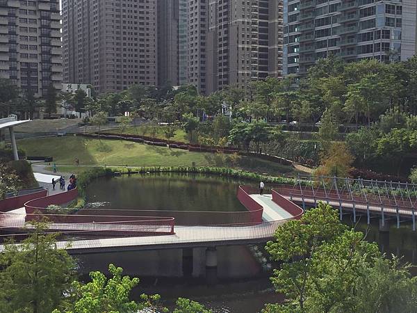 台中一日輕旅行_秋紅谷、東海大學、彩虹村、台中國家歌劇院、逢甲夜市