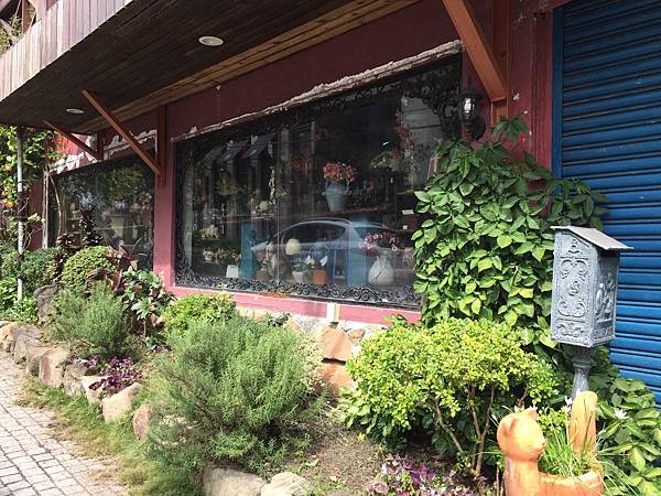 台中一日輕旅行_秋紅谷、東海大學、彩虹村、台中國家歌劇院、逢甲夜市