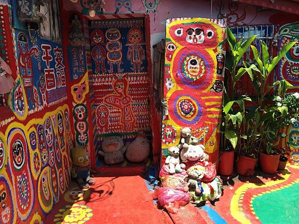 台中一日輕旅行_秋紅谷、東海大學、彩虹村、台中國家歌劇院、逢甲夜市