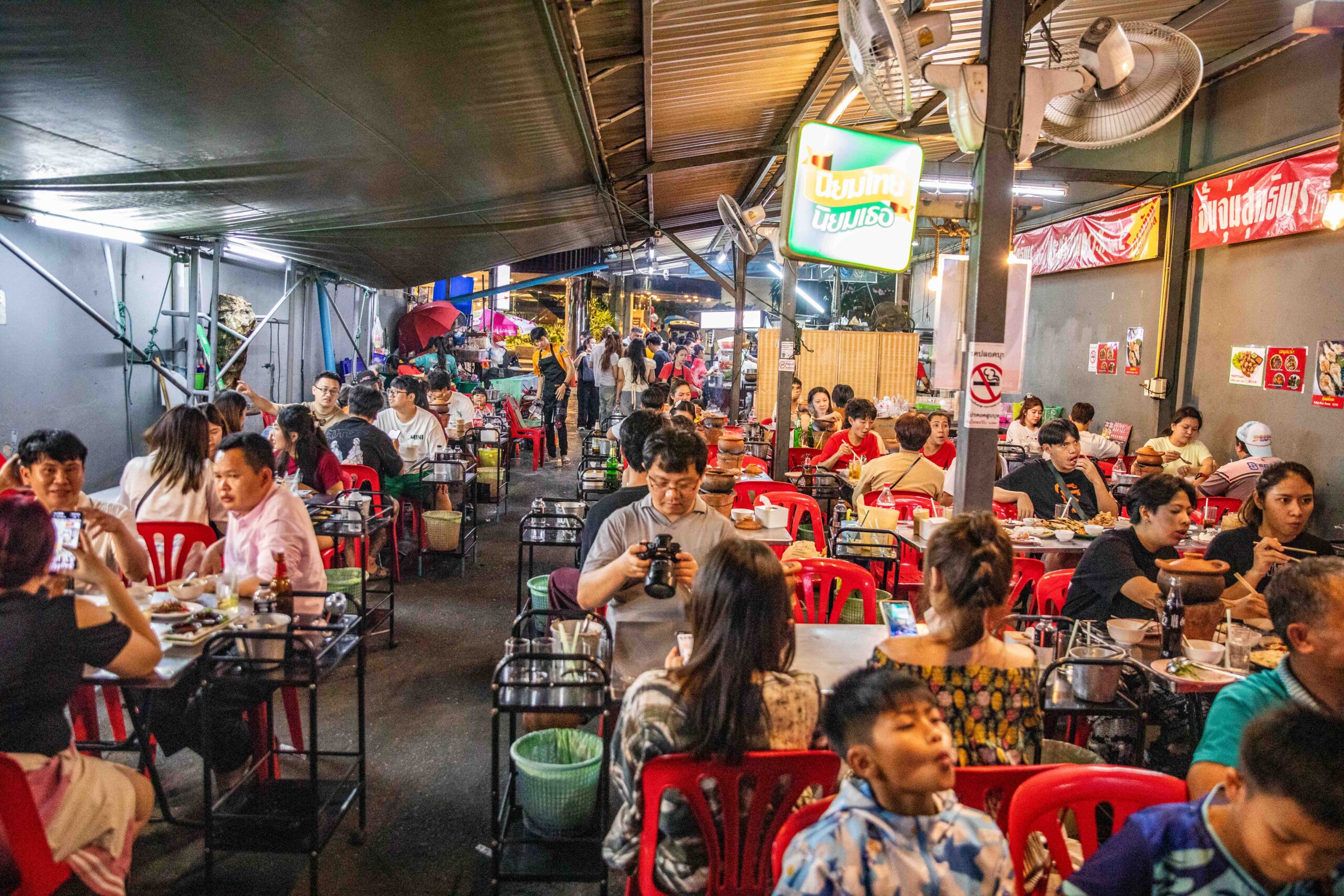 曼谷在地人激推！泰國Chim Chum Suthiporn陶罐小火鍋，必吃泰式街邊大排檔。