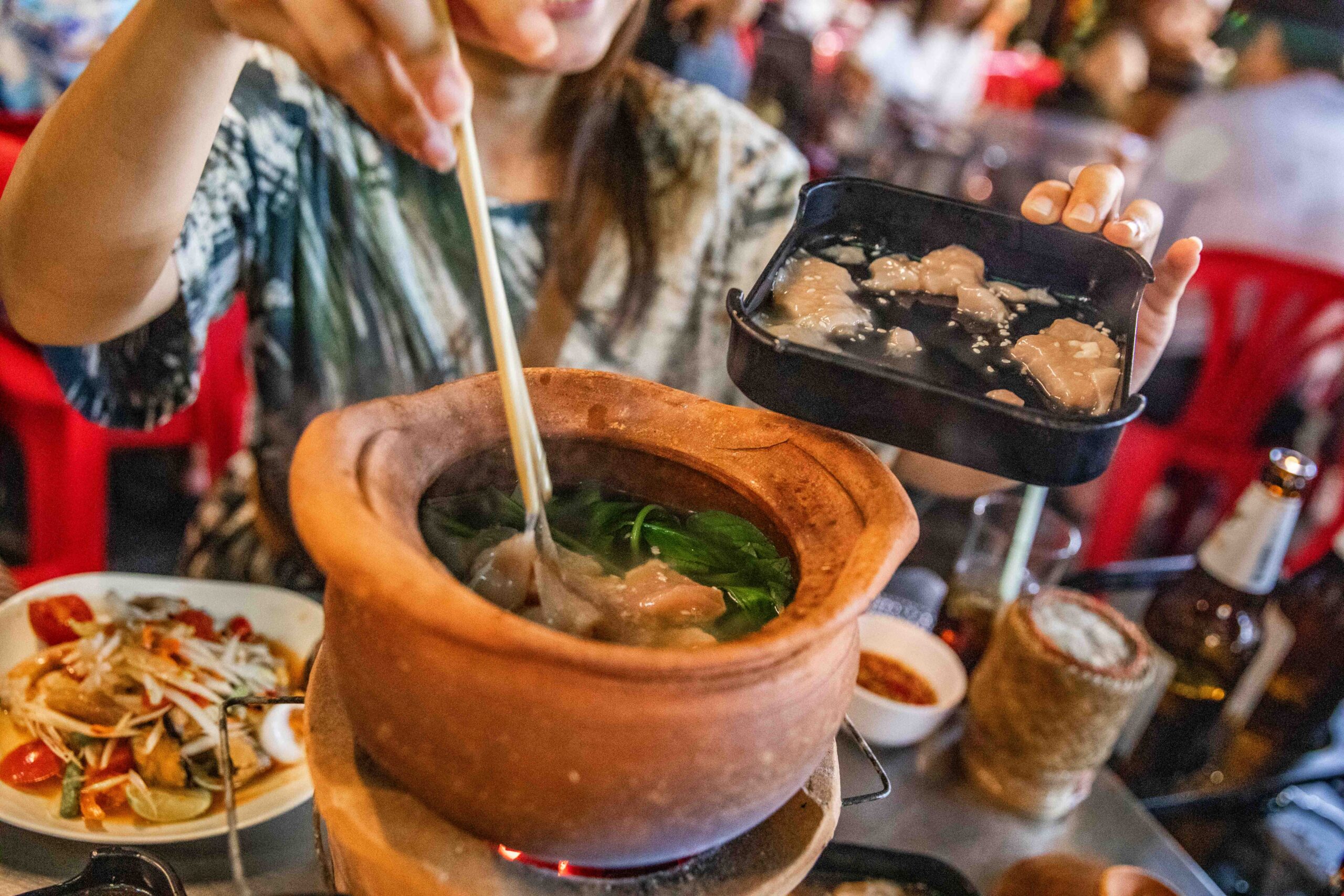 曼谷在地人激推！泰國Chim Chum Suthiporn陶罐小火鍋，必吃泰式街邊大排檔。