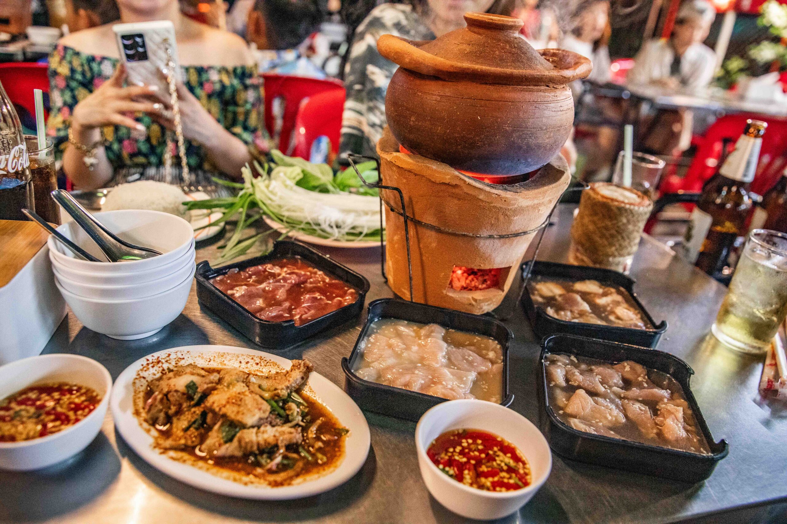 曼谷在地人激推！泰國Chim Chum Suthiporn陶罐小火鍋，必吃泰式街邊大排檔。