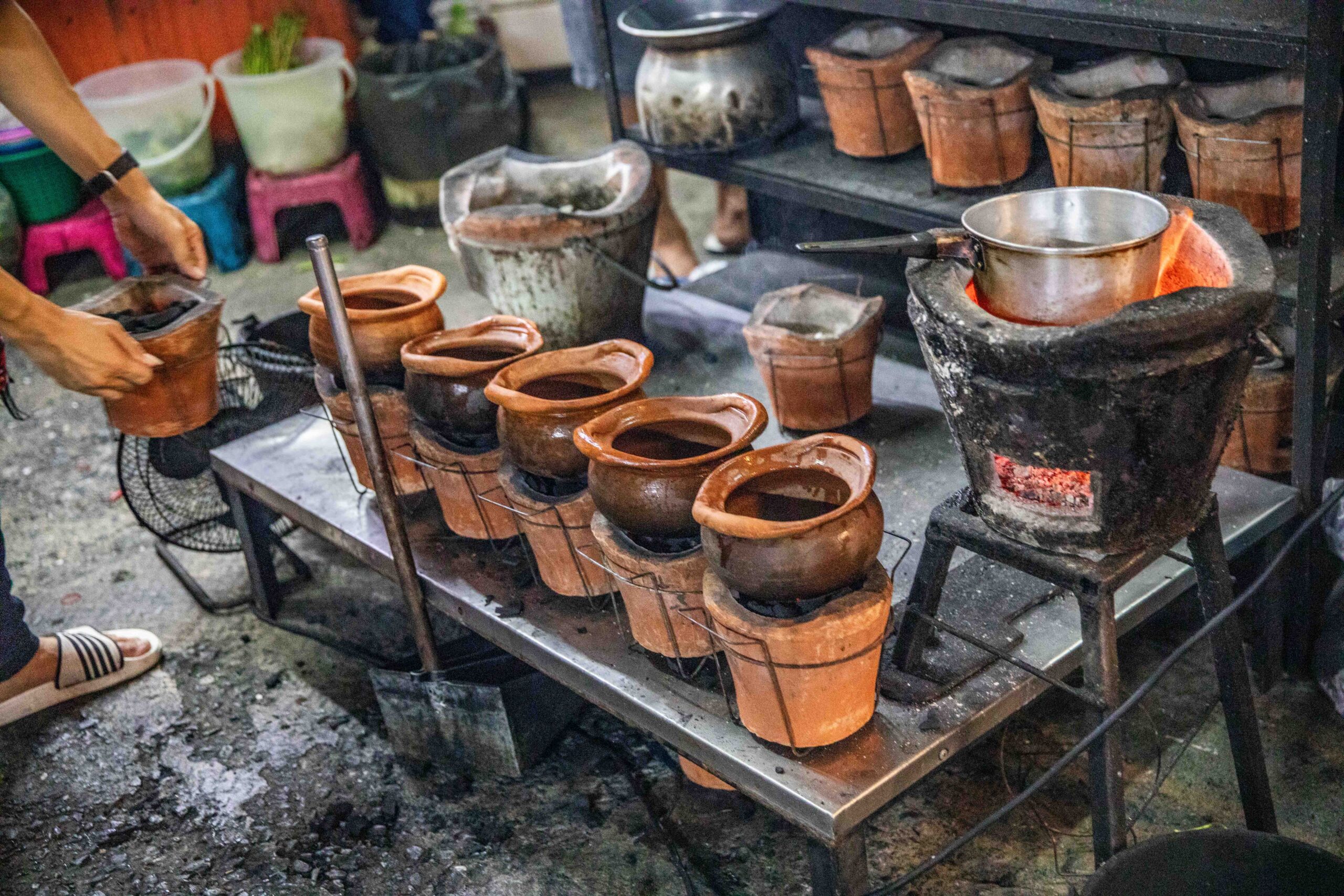 曼谷在地人激推！泰國Chim Chum Suthiporn陶罐小火鍋，必吃泰式街邊大排檔。