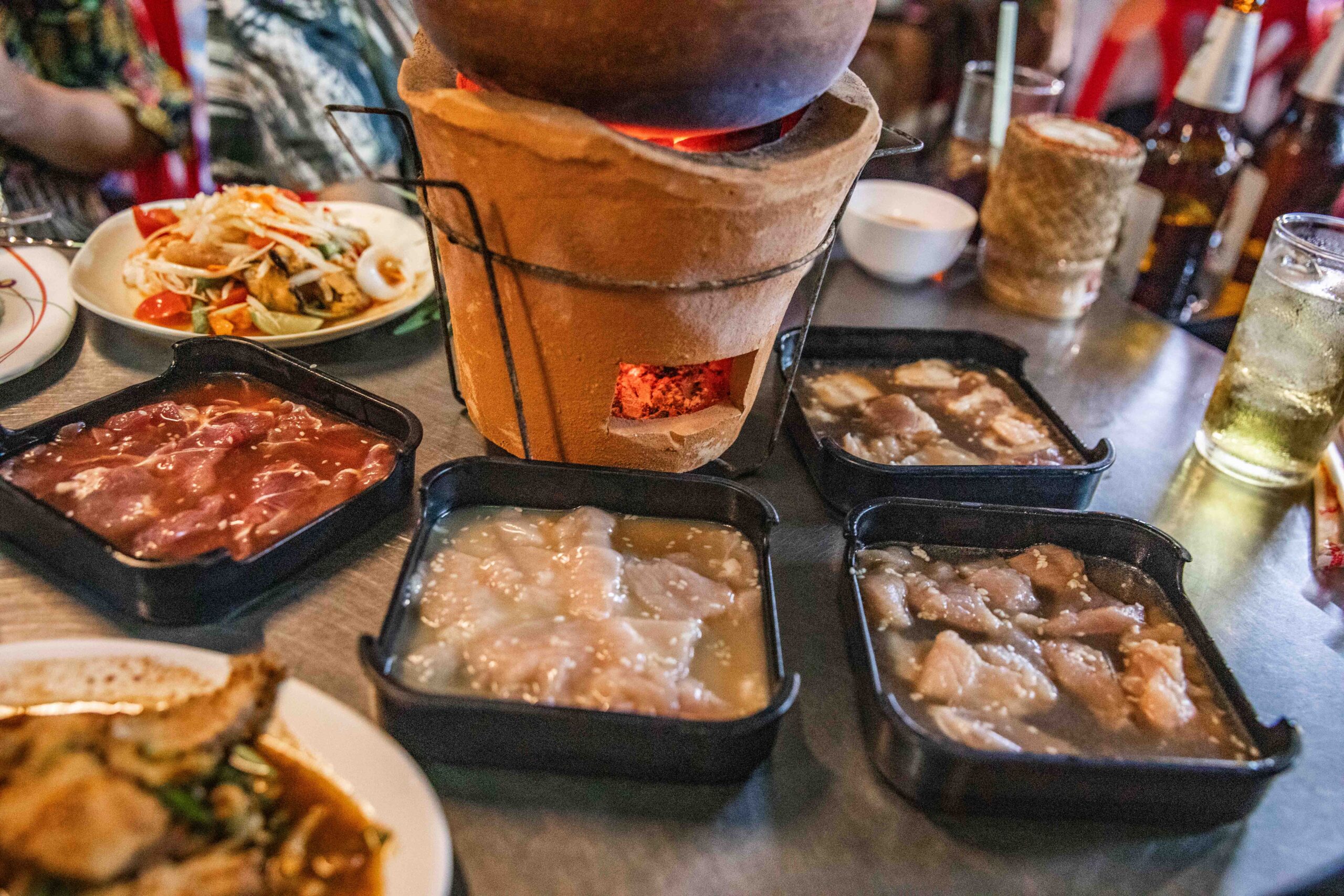 曼谷在地人激推！泰國Chim Chum Suthiporn陶罐小火鍋，必吃泰式街邊大排檔。