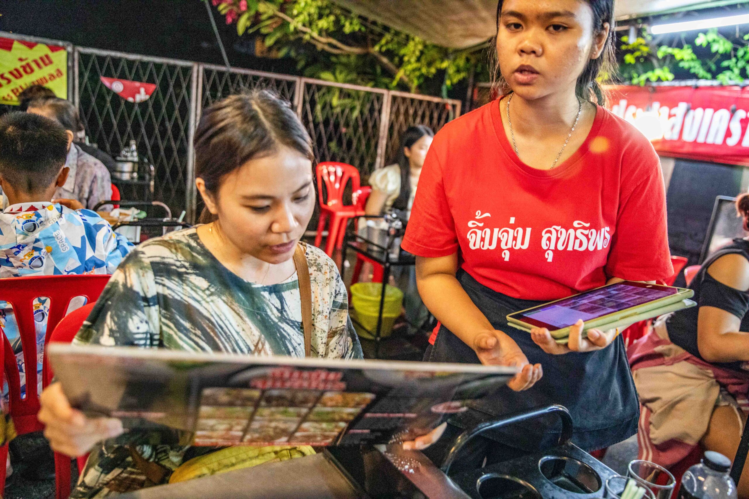 曼谷在地人激推！泰國Chim Chum Suthiporn陶罐小火鍋，必吃泰式街邊大排檔。