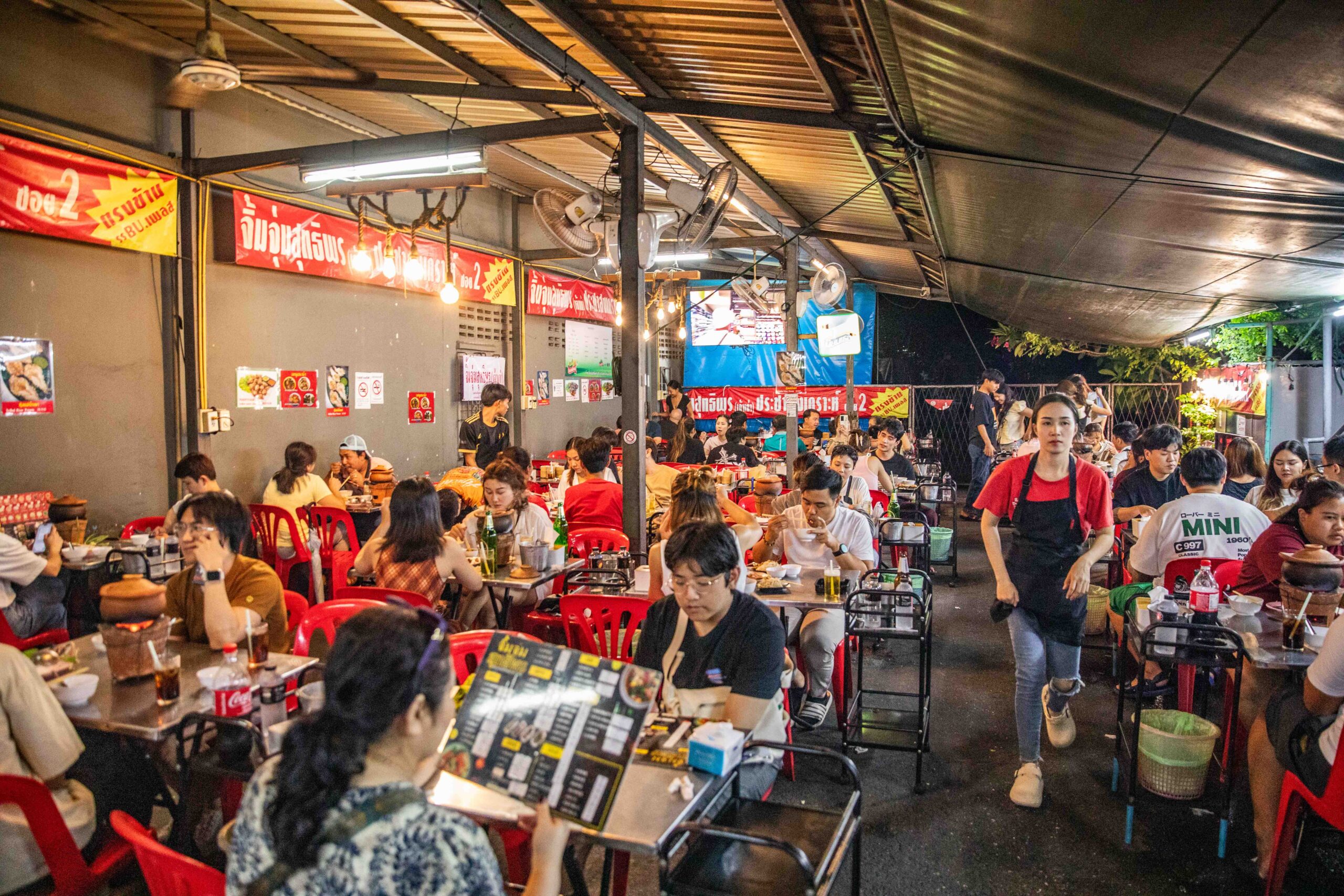 曼谷在地人激推！泰國Chim Chum Suthiporn陶罐小火鍋，必吃泰式街邊大排檔。