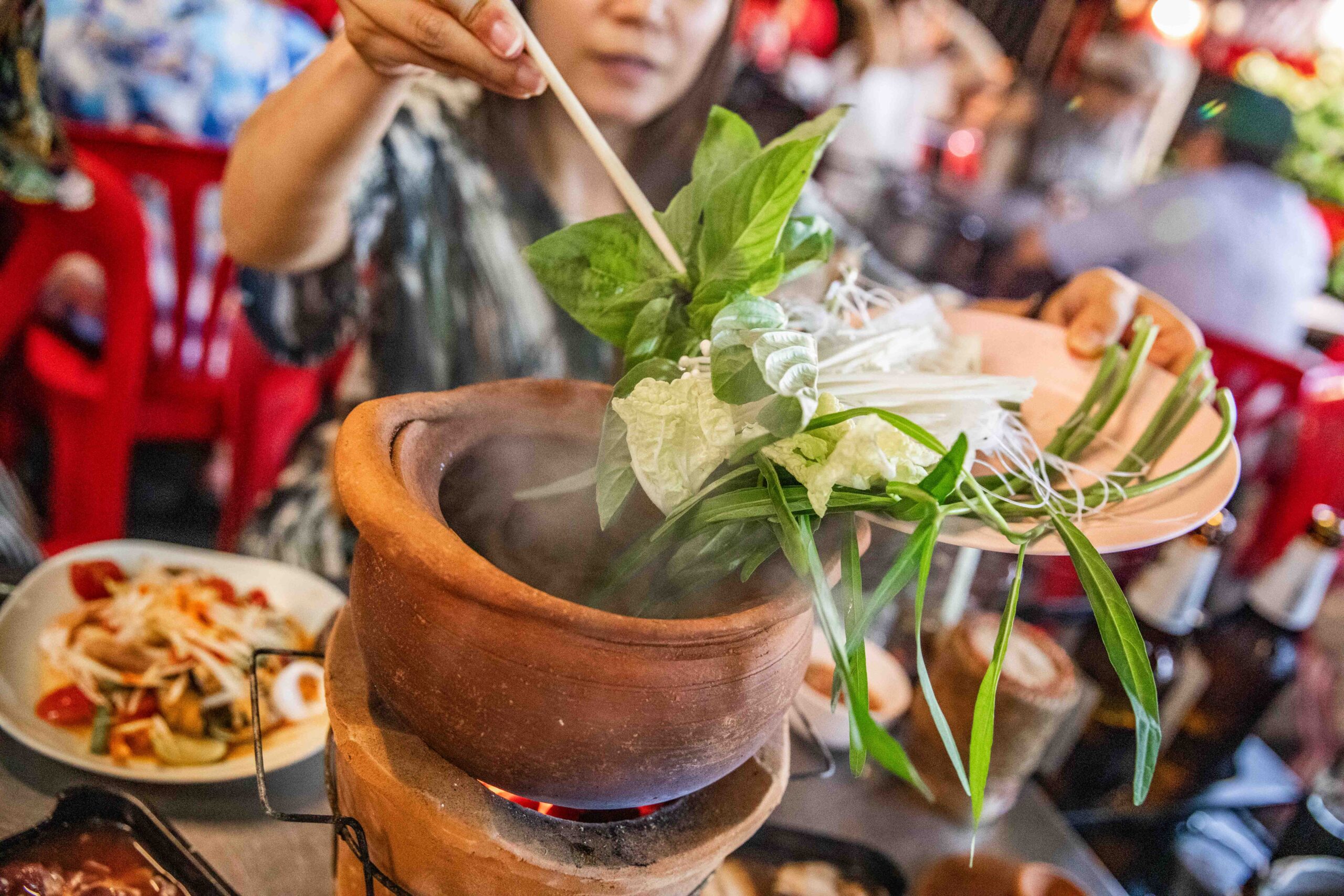 曼谷在地人激推！泰國Chim Chum Suthiporn陶罐小火鍋，必吃泰式街邊大排檔。