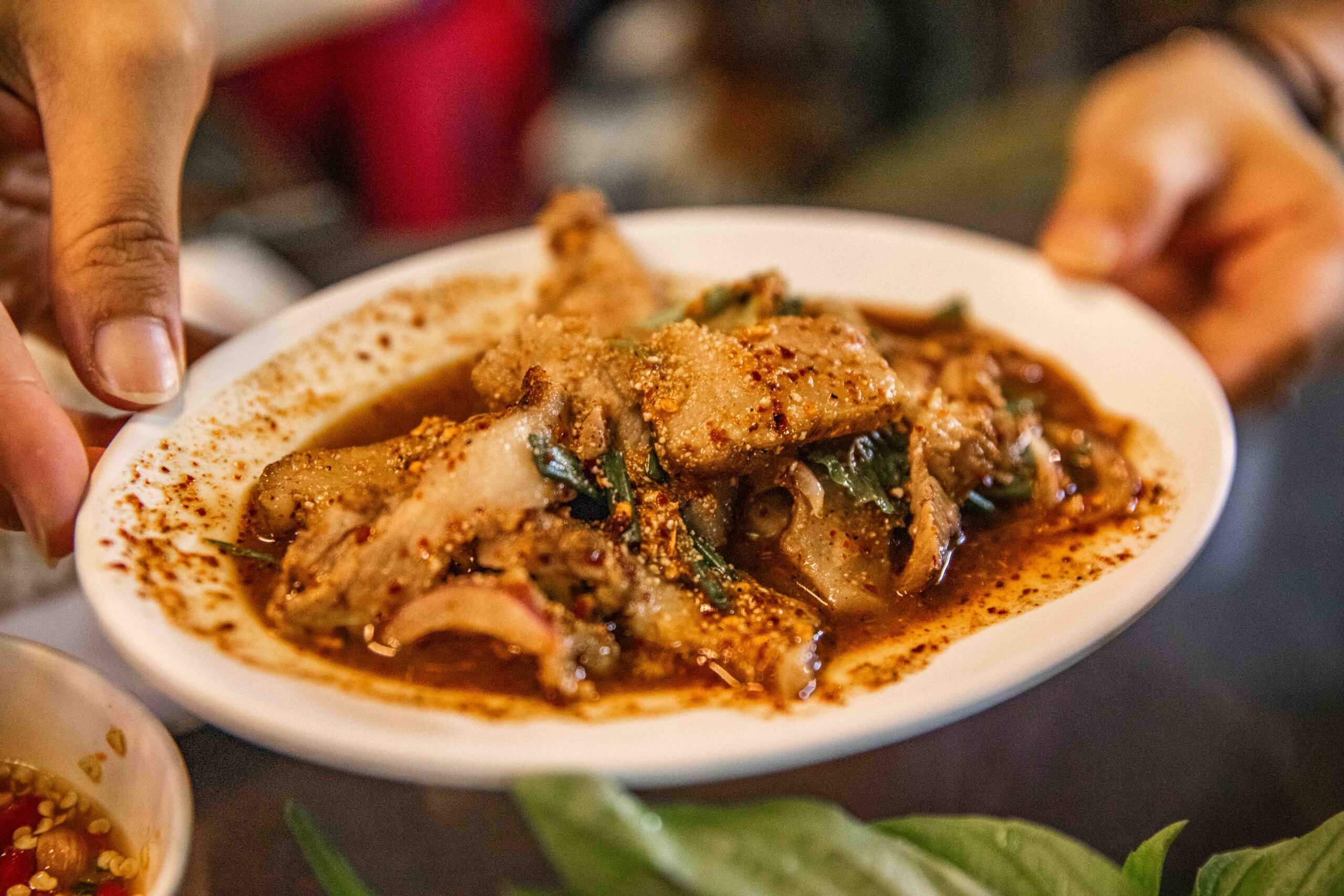 曼谷在地人激推！泰國Chim Chum Suthiporn陶罐小火鍋，必吃泰式街邊大排檔。