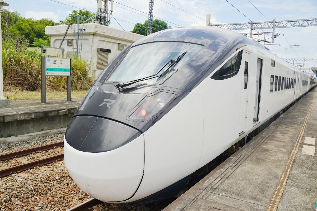 2025花蓮富里金針花季攻略!六十石山金針花海必訪,金針花體驗活動全攻略。