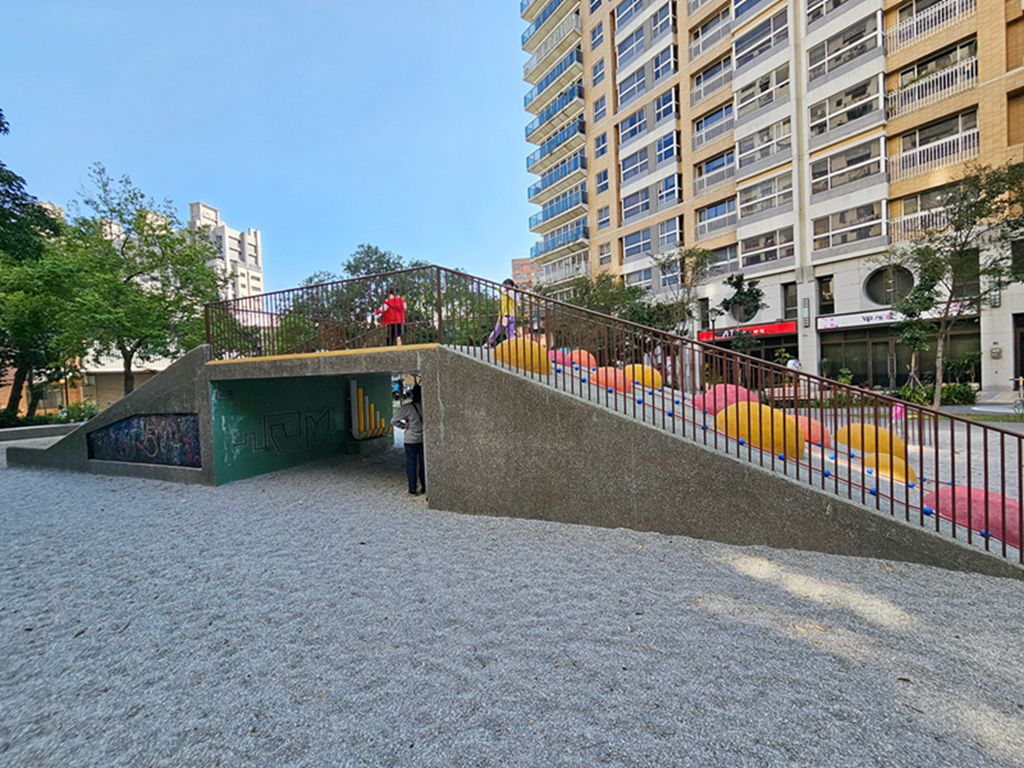 新竹親子景點推薦!和平公園斜坡溜滑梯、攀爬網挑戰孩子體能,4大特色攻略。