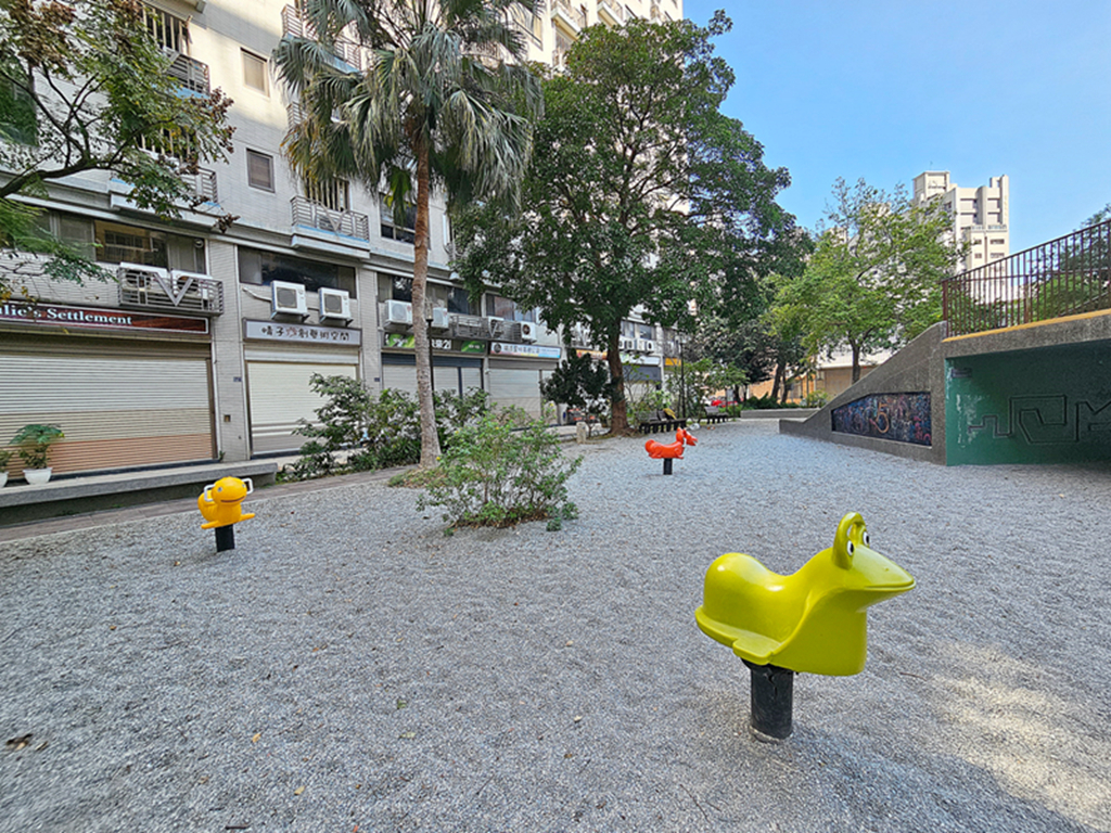 新竹親子景點推薦!和平公園斜坡溜滑梯、攀爬網挑戰孩子體能,4大特色攻略。