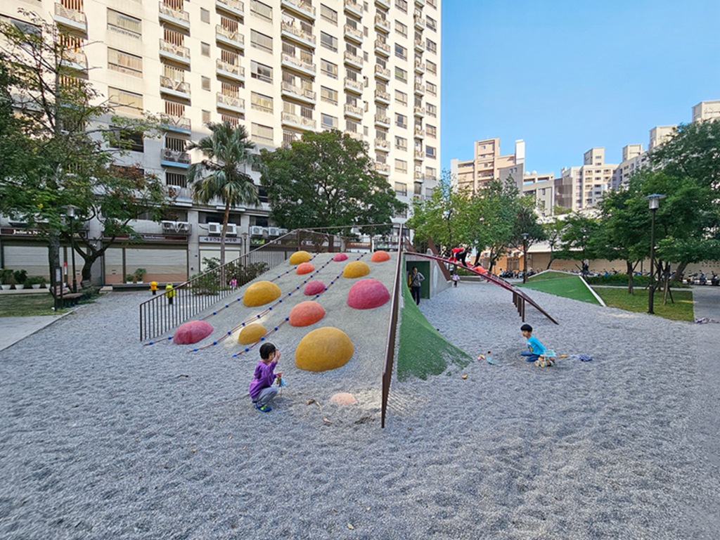 新竹親子景點推薦!和平公園斜坡溜滑梯、攀爬網挑戰孩子體能,4大特色攻略。