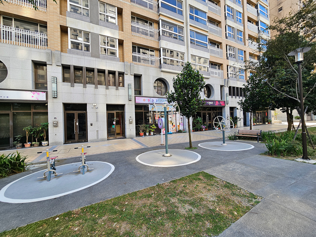 新竹親子景點推薦!和平公園斜坡溜滑梯、攀爬網挑戰孩子體能,4大特色攻略。