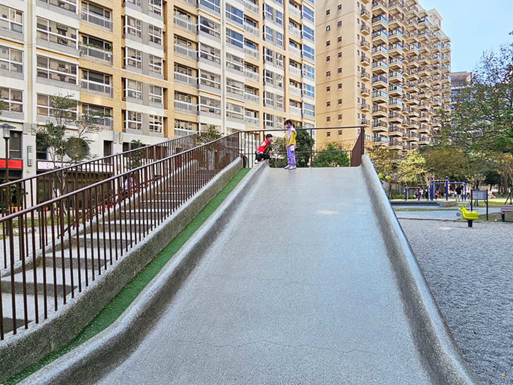 新竹親子景點推薦!和平公園斜坡溜滑梯、攀爬網挑戰孩子體能,4大特色攻略。