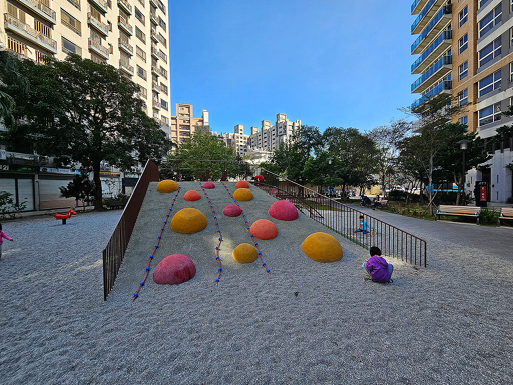 新竹親子景點推薦!和平公園斜坡溜滑梯、攀爬網挑戰孩子體能,4大特色攻略。