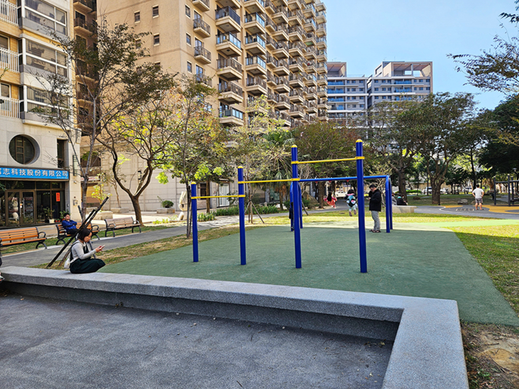 新竹親子景點推薦!和平公園斜坡溜滑梯、攀爬網挑戰孩子體能,4大特色攻略。