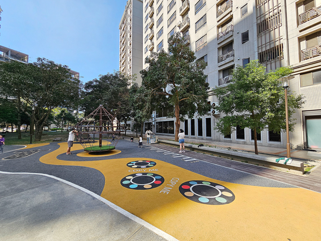 新竹親子景點推薦!和平公園斜坡溜滑梯、攀爬網挑戰孩子體能,4大特色攻略。