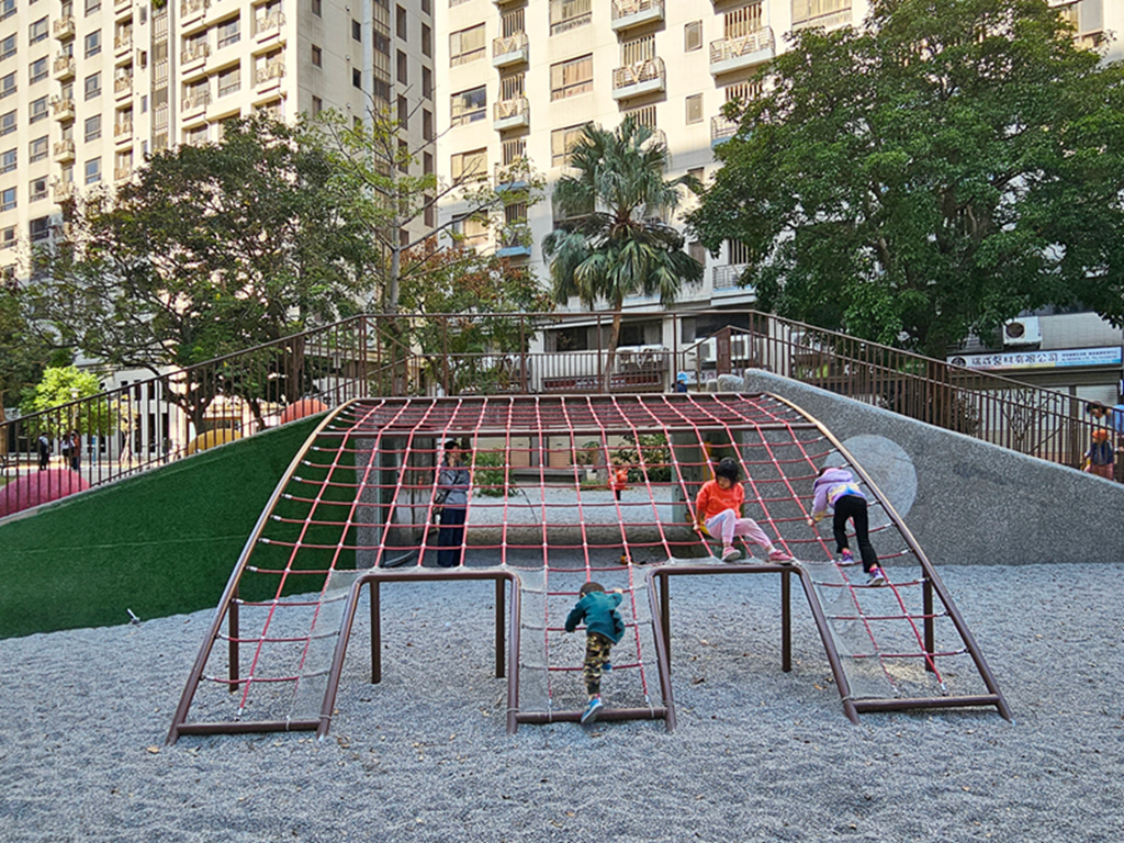 新竹親子景點推薦!和平公園斜坡溜滑梯、攀爬網挑戰孩子體能,4大特色攻略。