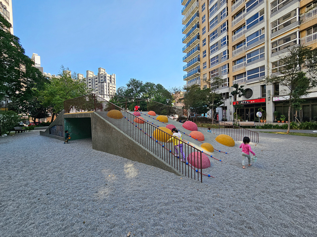 新竹親子景點推薦!和平公園斜坡溜滑梯、攀爬網挑戰孩子體能,4大特色攻略。