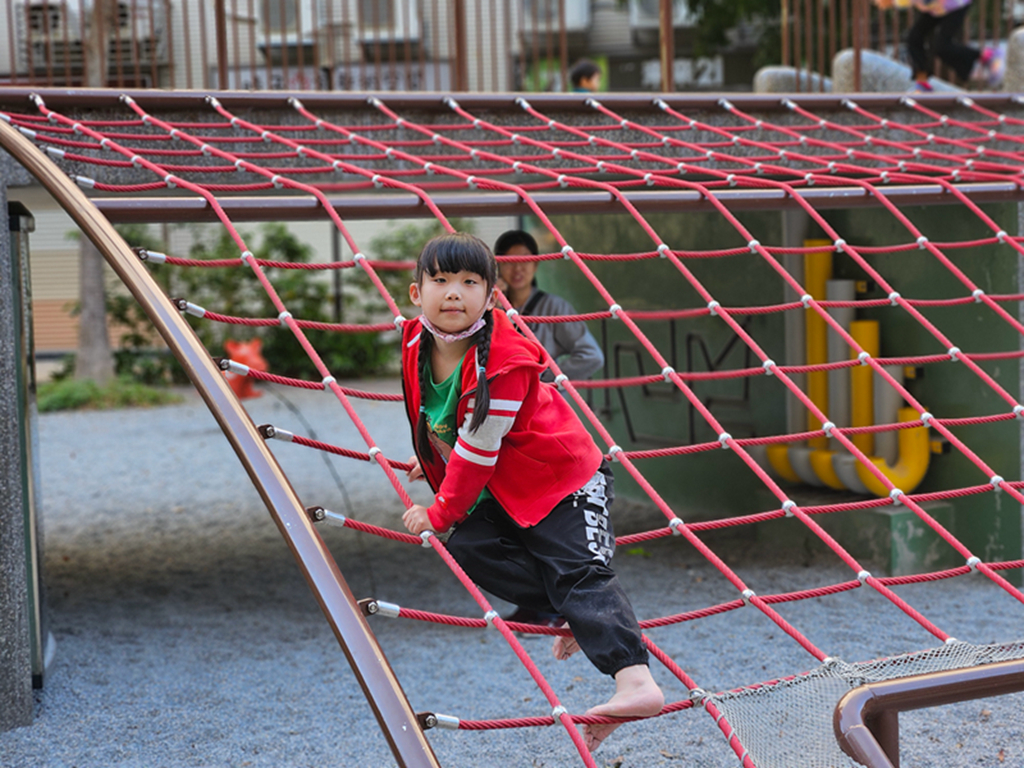 新竹親子景點推薦!和平公園斜坡溜滑梯、攀爬網挑戰孩子體能,4大特色攻略。