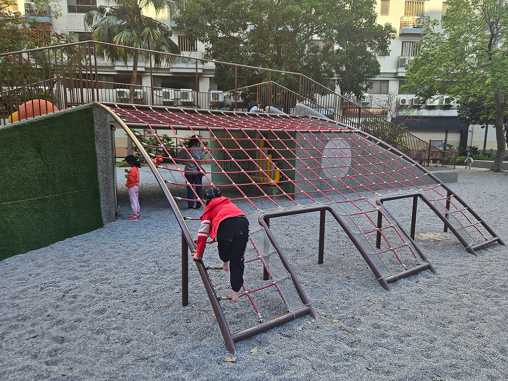 新竹親子景點推薦!和平公園斜坡溜滑梯、攀爬網挑戰孩子體能,4大特色攻略。