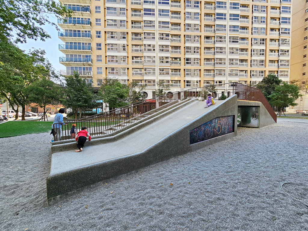 新竹親子景點推薦!和平公園斜坡溜滑梯、攀爬網挑戰孩子體能,4大特色攻略。