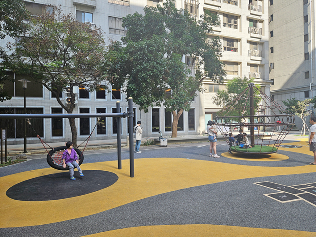 新竹親子景點推薦!和平公園斜坡溜滑梯、攀爬網挑戰孩子體能,4大特色攻略。