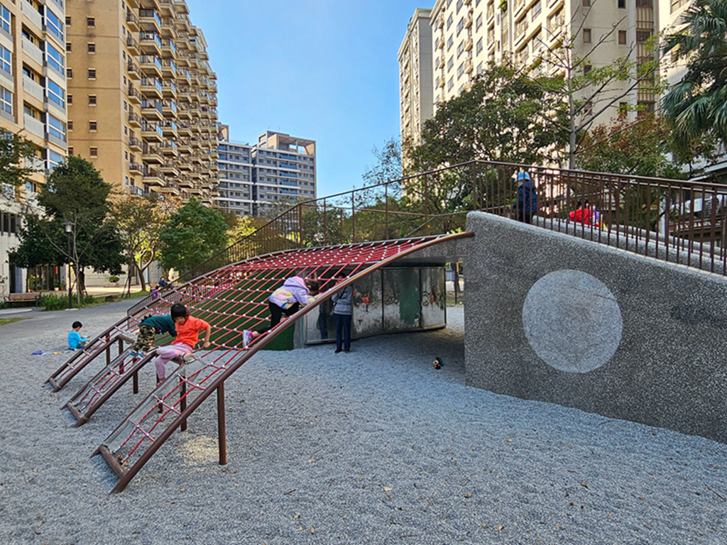 新竹親子景點推薦!和平公園斜坡溜滑梯、攀爬網挑戰孩子體能,4大特色攻略。