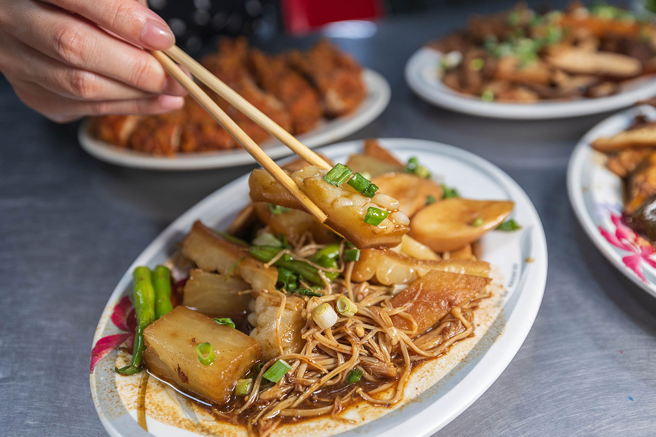 幸福麵館｜超便宜嘉義美食推薦，激推必吃秘醬滷味、特製麵條、比臉大雞排，2025嘉義人氣小吃推薦，太保宵夜美食推薦