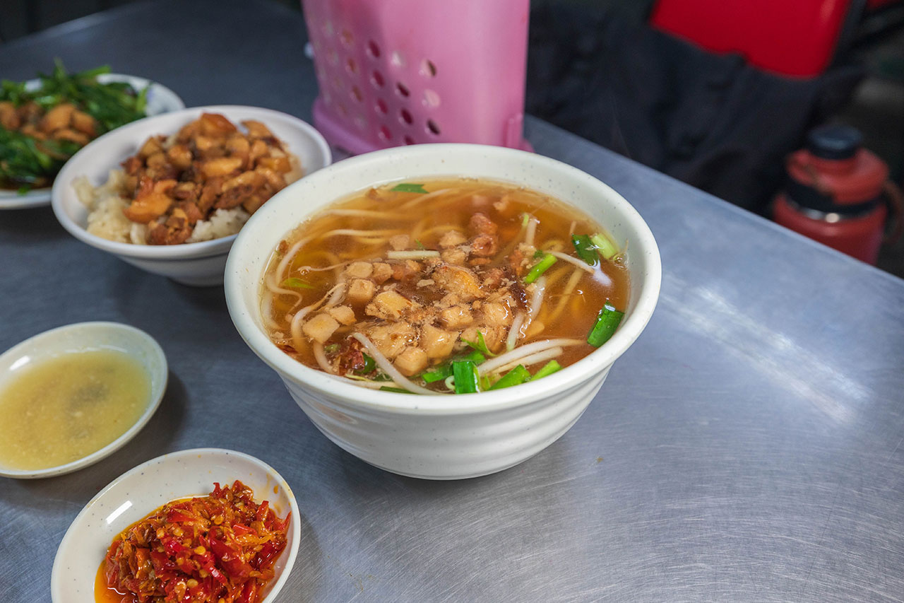 幸福麵館｜超便宜嘉義美食推薦，激推必吃秘醬滷味、特製麵條、比臉大雞排，2025嘉義人氣小吃推薦，太保宵夜美食推薦