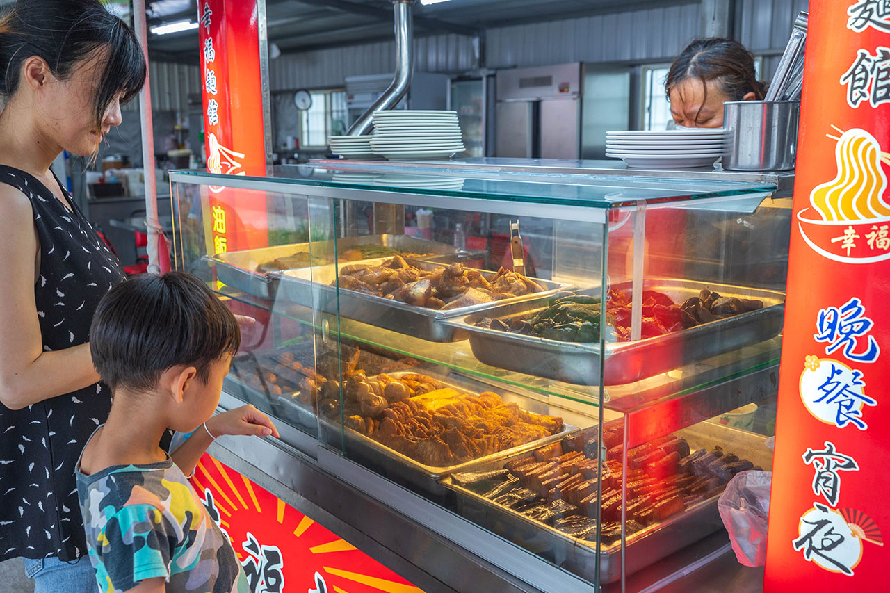 幸福麵館｜超便宜嘉義美食推薦，激推必吃秘醬滷味、特製麵條、比臉大雞排，2025嘉義人氣小吃推薦，太保宵夜美食推薦