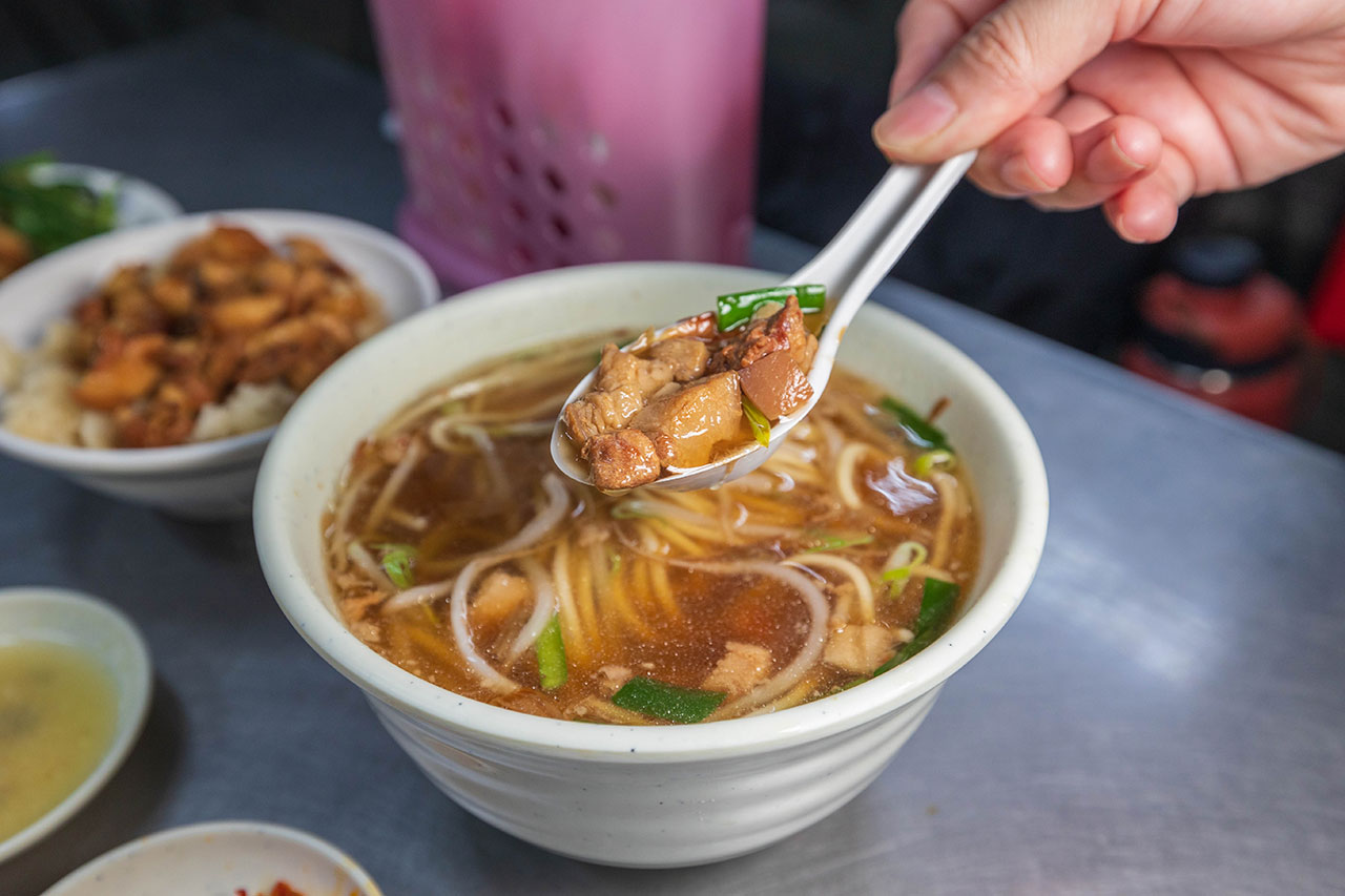 幸福麵館｜超便宜嘉義美食推薦，激推必吃秘醬滷味、特製麵條、比臉大雞排，2025嘉義人氣小吃推薦，太保宵夜美食推薦
