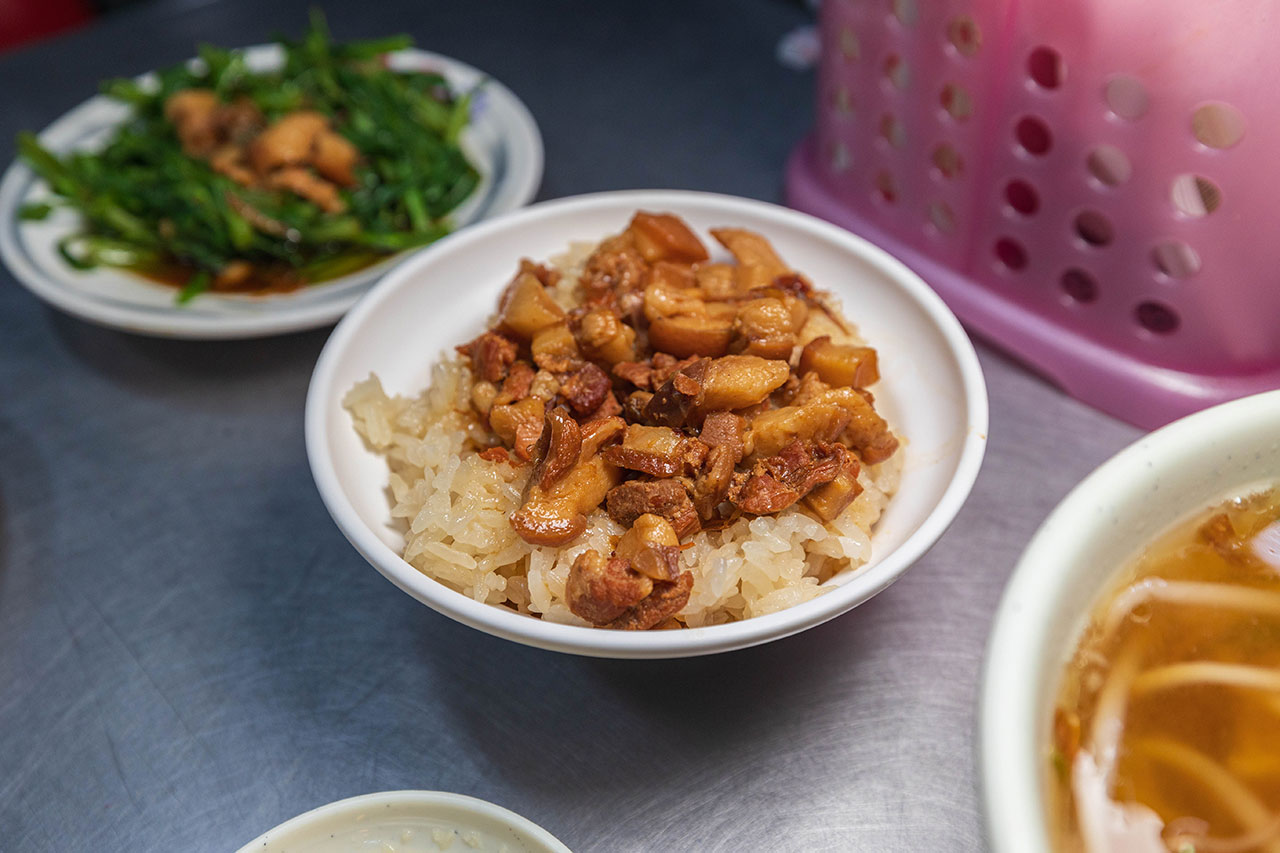 幸福麵館｜超便宜嘉義美食推薦，激推必吃秘醬滷味、特製麵條、比臉大雞排，2025嘉義人氣小吃推薦，太保宵夜美食推薦