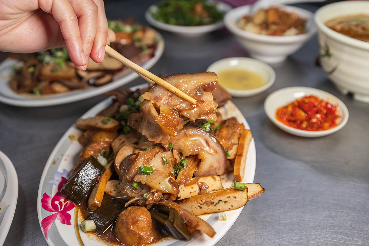 幸福麵館｜超便宜嘉義美食推薦，激推必吃秘醬滷味、特製麵條、比臉大雞排，2025嘉義人氣小吃推薦，太保宵夜美食推薦
