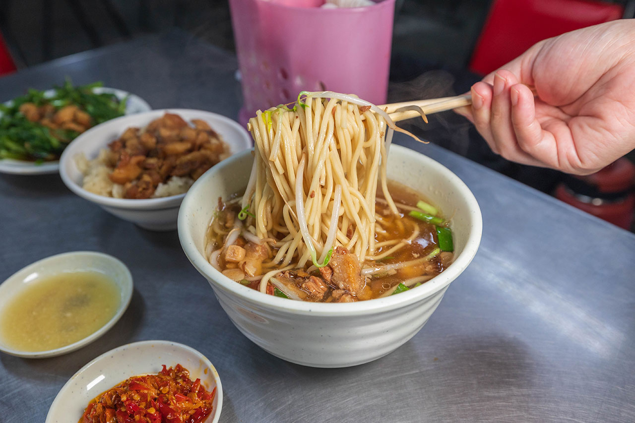 幸福麵館｜超便宜嘉義美食推薦，激推必吃秘醬滷味、特製麵條、比臉大雞排，2025嘉義人氣小吃推薦，太保宵夜美食推薦