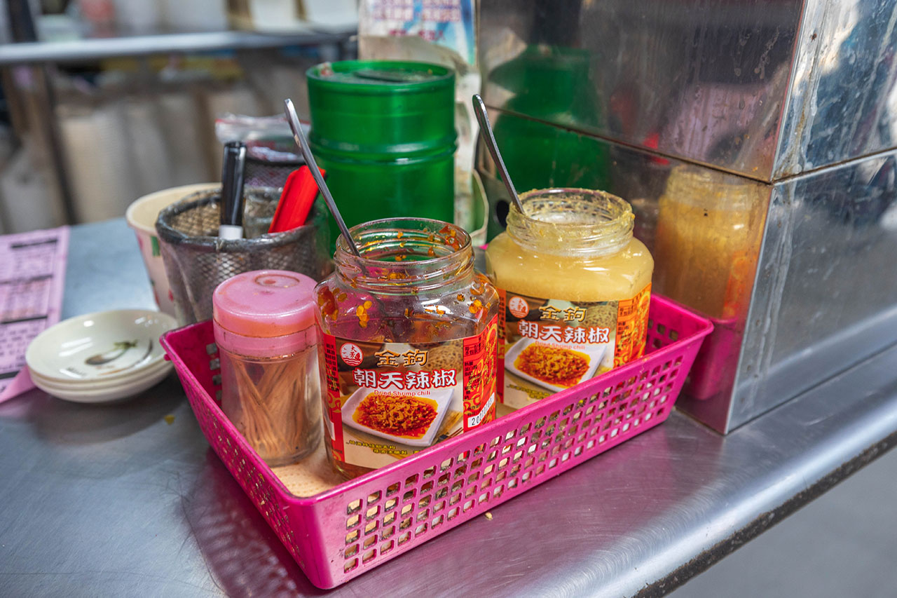 幸福麵館｜超便宜嘉義美食推薦，激推必吃秘醬滷味、特製麵條、比臉大雞排，2025嘉義人氣小吃推薦，太保宵夜美食推薦