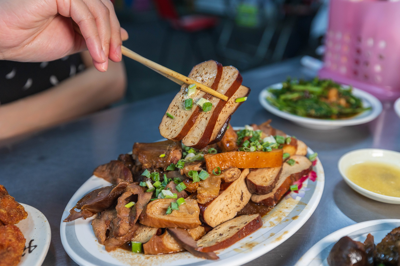 幸福麵館｜超便宜嘉義美食推薦，激推必吃秘醬滷味、特製麵條、比臉大雞排，2025嘉義人氣小吃推薦，太保宵夜美食推薦