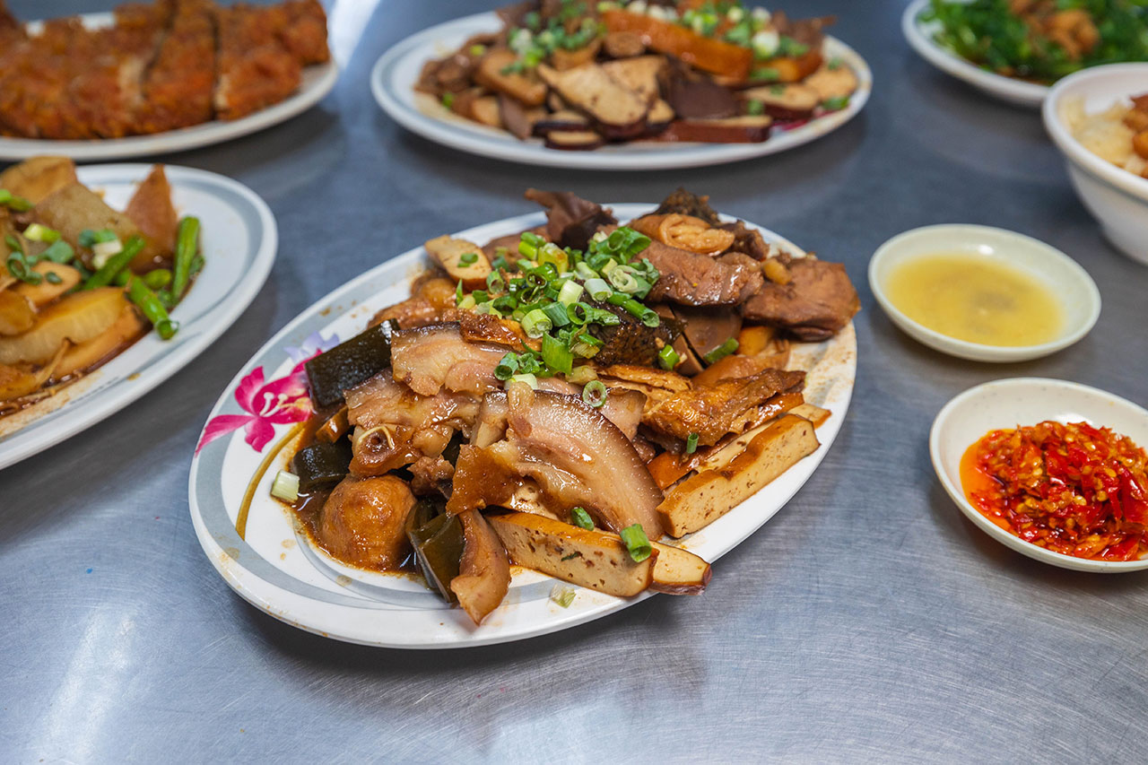 幸福麵館｜超便宜嘉義美食推薦，激推必吃秘醬滷味、特製麵條、比臉大雞排，2025嘉義人氣小吃推薦，太保宵夜美食推薦