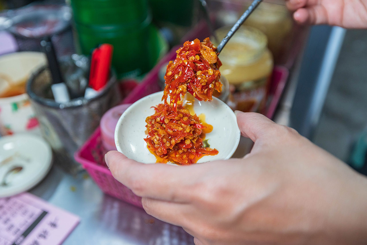 幸福麵館｜超便宜嘉義美食推薦，激推必吃秘醬滷味、特製麵條、比臉大雞排，2025嘉義人氣小吃推薦，太保宵夜美食推薦