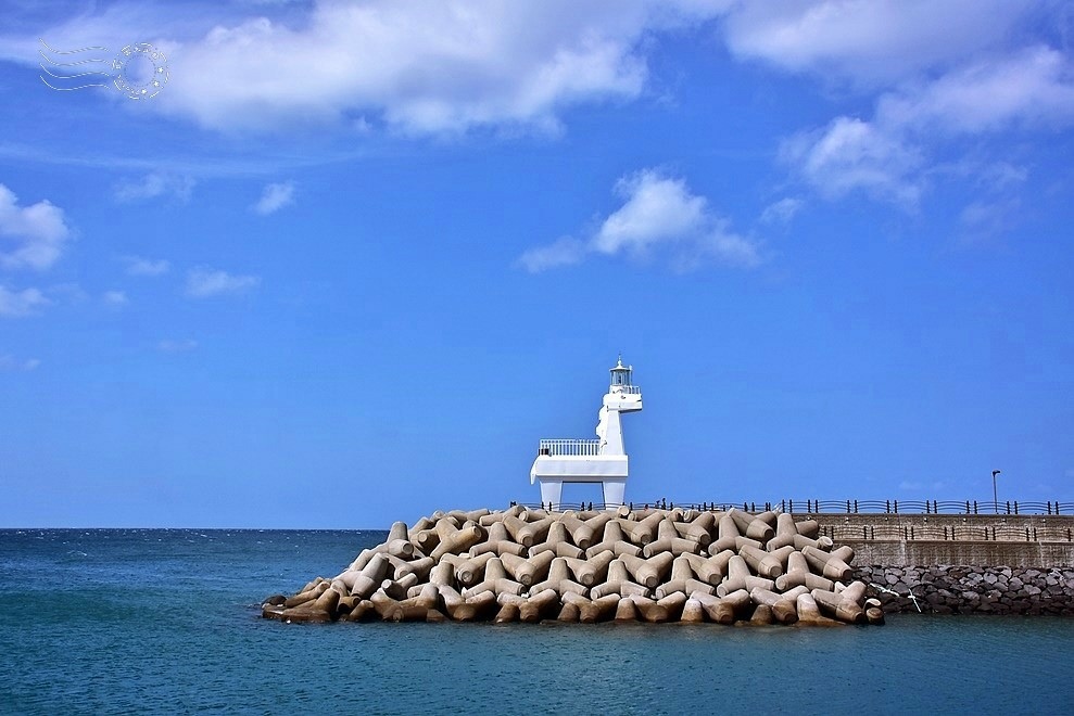 梨湖紅白馬燈塔