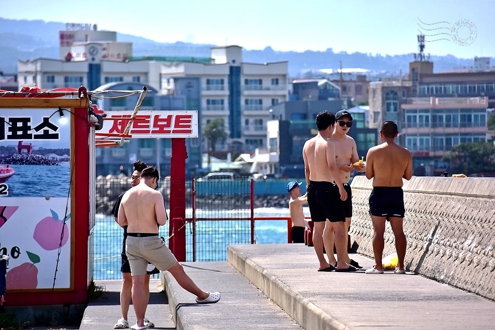 梨湖紅白馬燈塔