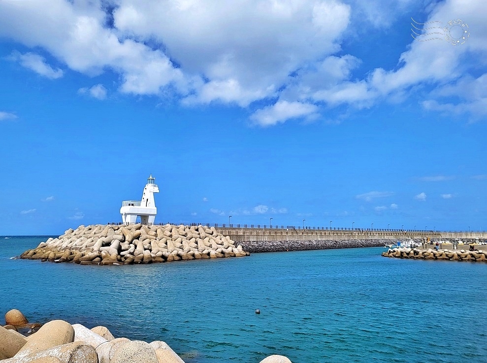 梨湖紅白馬燈塔