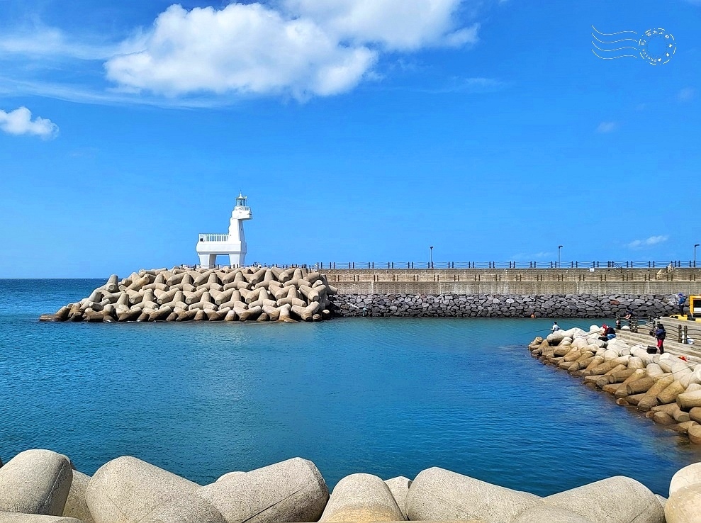 梨湖紅白馬燈塔