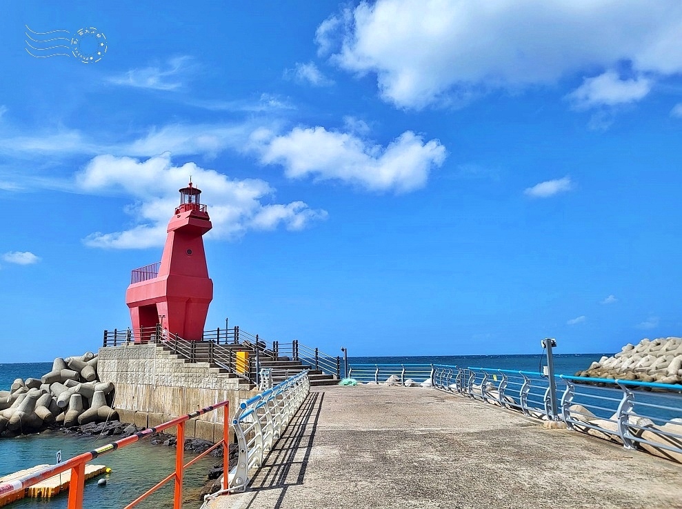 梨湖紅白馬燈塔