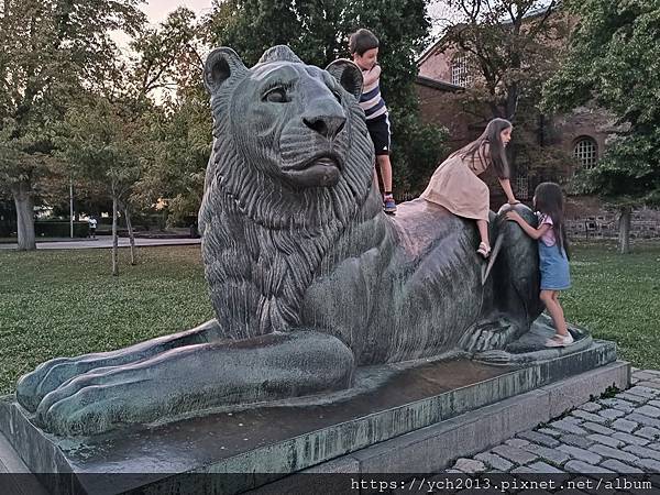 走逛索菲亞凱悅飯店周邊建築與公園