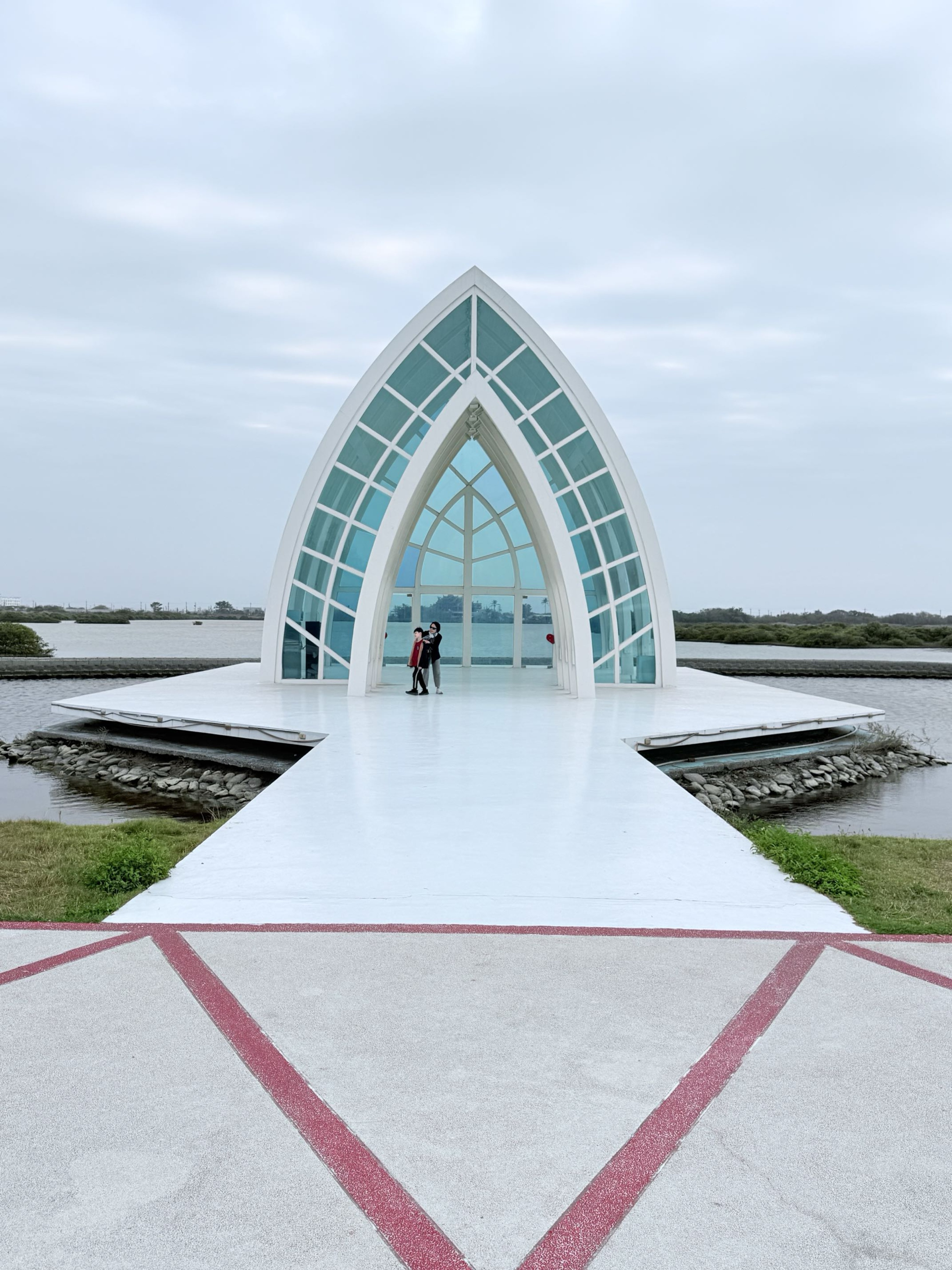 台南市北門區旅途中的幸福時光。水晶教堂北門遊客中心。幸福美麗的婚紗拍攝地點