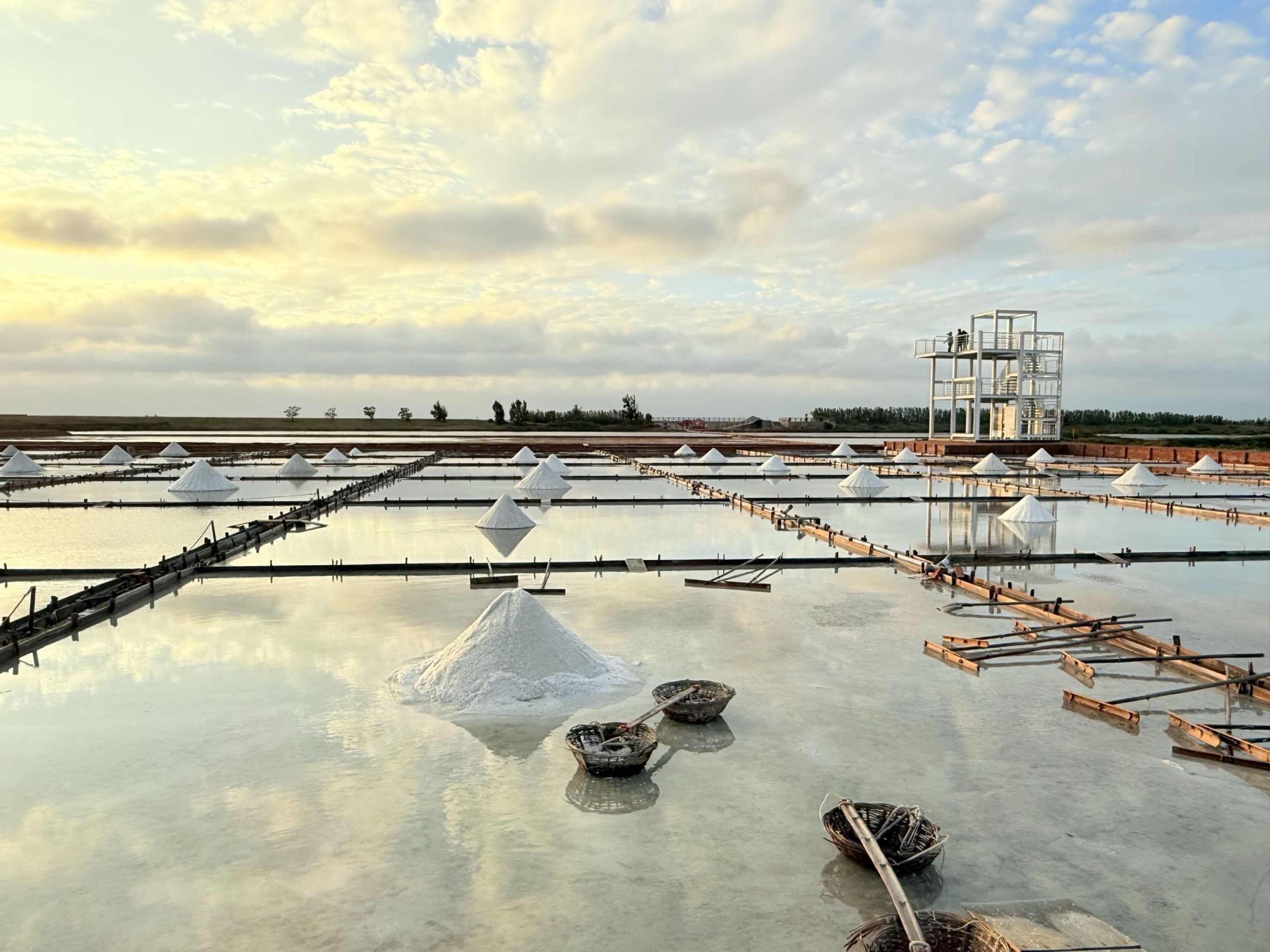 台南市北門區旅途中的幸福時光。台南北門井仔腳鹽田。必打卡絕美夕陽餘暉景色