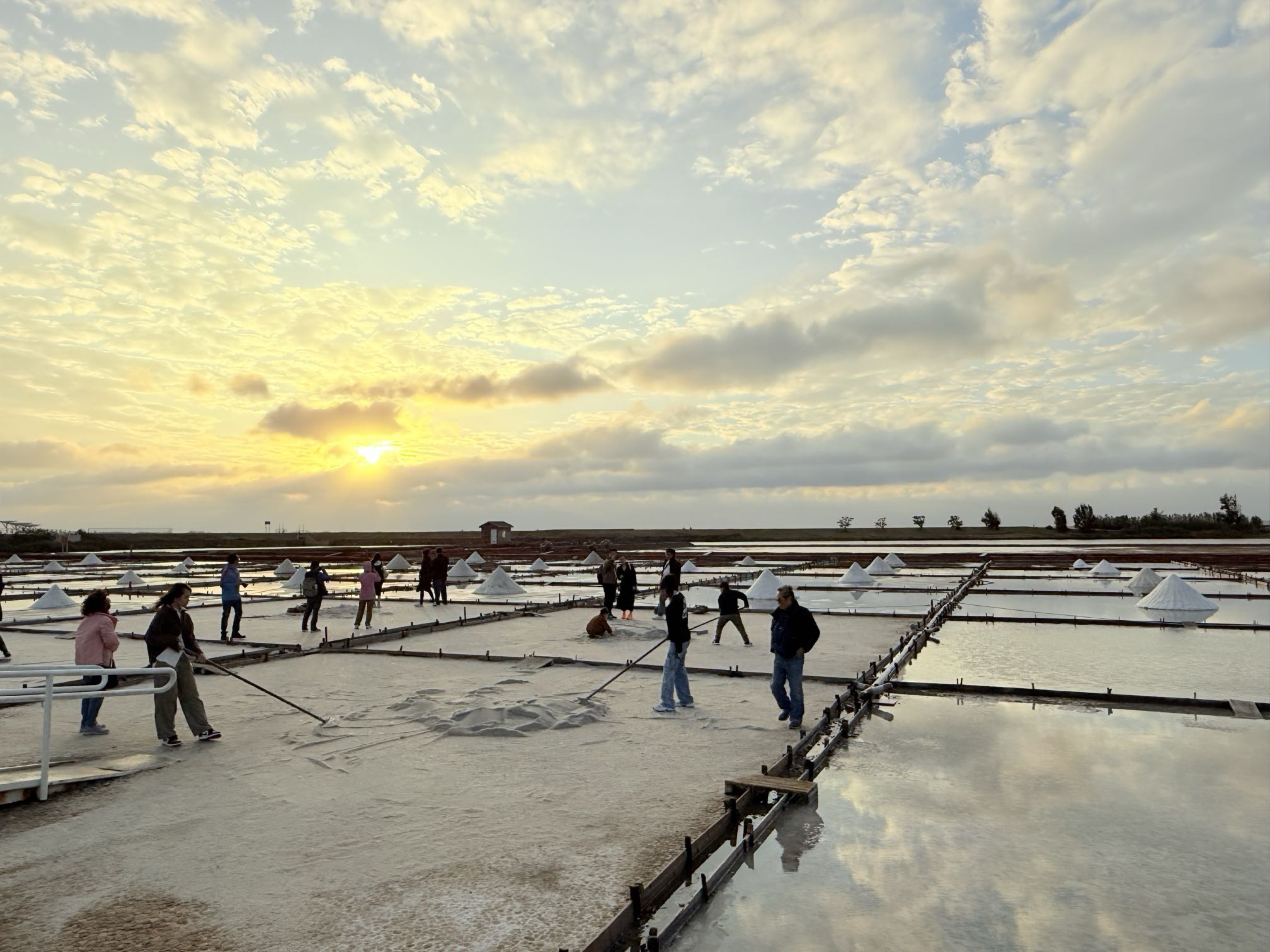 台南市北門區旅途中的幸福時光。台南北門井仔腳鹽田。必打卡絕美夕陽餘暉景色