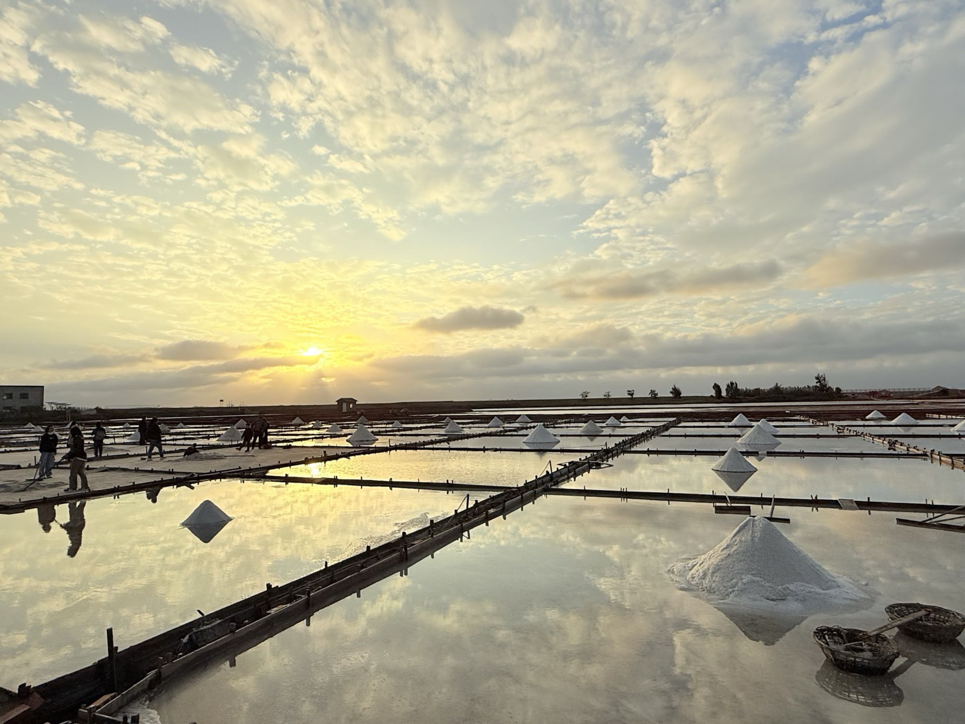 台南市北門區旅途中的幸福時光。台南北門井仔腳鹽田。必打卡絕美夕陽餘暉景色